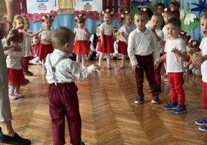 Dzieci ruszają się na boki