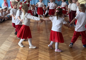 Dzieci ida po kole