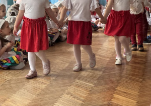 Dziewczynki schodzą ze sceny