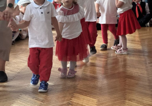 Dzieci siadaja po tańcu na swoje miejsca