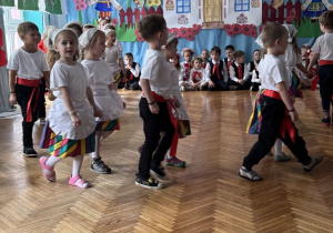Dzieci w prarach wychodzą do tańca