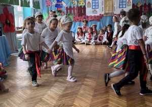 Dzieci wparach idą po kole