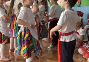 Dzieci stoją naprzeciwko siebie