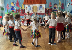 Dzieci robią duże koło