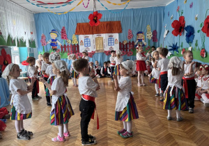Dzieci klaszczą w ręce