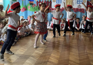 Pierwsza grupa dzieci cwałem po kole