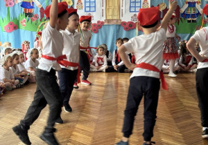 Chłopcy z ręką w górze cwałem po kole