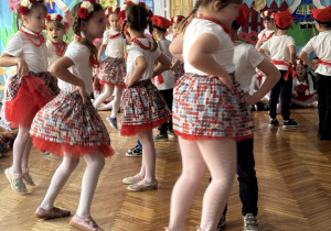 Dziewczynki wchodzą cwałem po kole do swojej pary