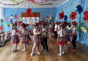 Dzieci w parze robią łódeczki