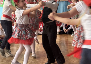Dzieci tańczą w parze