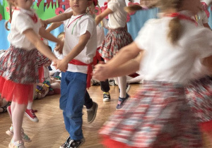 Dzieci poruszają się a w parach po kole