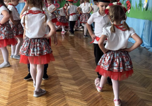 Dzieci stoj w parze twarzami skieorwanymi w swoją stronę