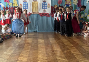 Dzieci stoją w dwóch rzędach do Poloneza