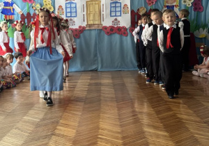 Dzieci wycodzą rzędami do tańca