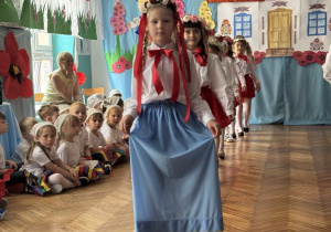 Dziewczyki idą w rzędzie