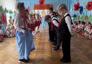 Uklon chłopców w stronę dziewczyn