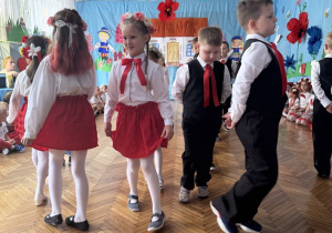 Rozchodzeni się rzedów na prawo i lewo