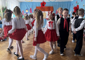 Chłopcy w rzędzie idą w lewo