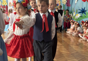 Dzieci idą środkiem parami