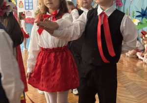 Dzieci w parze idą w prawo