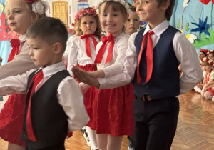 Dzieci ida przez środek i skręcają w prawo