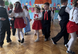 Dzieci idą para w lewo para w prawo