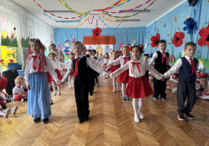 Dzieci ustawione czwórkami