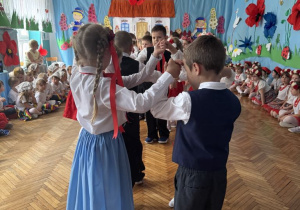 Dzieci małymi krokami wchodzą do środka małych kółek