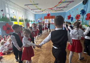 Dzieci idą w dużym kole