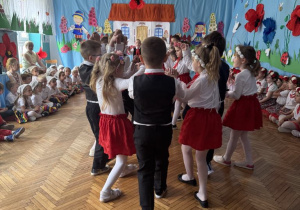 Dzieci wchodzą do środka dużego koła