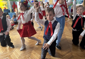 Chłopie klęczy na kolanie