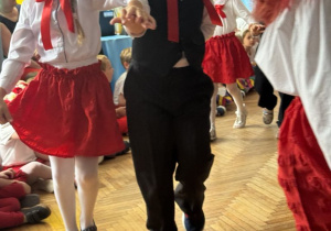 Dziec idą w parze po kole