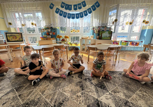Dzieci grają w kole na instrumentach