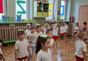 Dzieci maszerują z woreczkiem na głowie