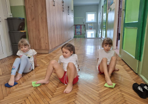 Dzieci stopą przyciągają woreczek do siebie
