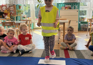 Dziewczynka wchodzi na przejście dla pieszych
