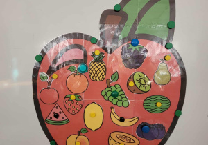 Ilustracja dużego jabłka z przyczepionymi mniejszymi owocami