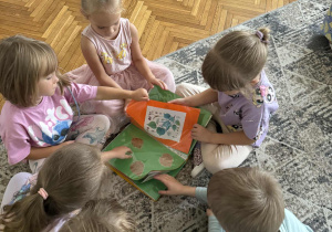 Dzieci oglądają liście w albumie