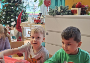 Chłopcy wsypuja sól kolorowa do szklanek