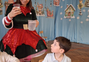 Pani wlewa żel do szklanek