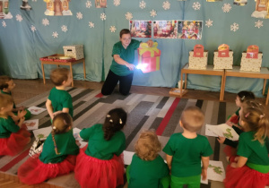 Nauczyciel podświetla duży prezent