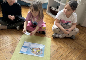 Dziewczynka z ilustracją dwóch sikorek
