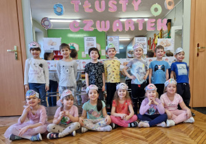Dzieci z grupy trzeciej pod napisem Tłusty Czwartek
