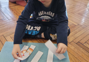 Chłopiec rozkłada puzzle