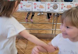 Dziewczynki robią haczyki i kręcą się w kółko