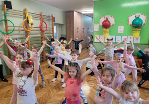 Dzieci ćwiczą z pączkiem