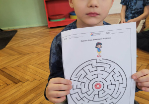 Chłopiec z rozwiązanym labiryntem