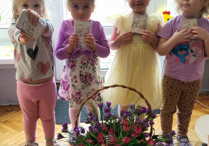 Dziewczynki z grupy pierwszej z prezentami z okazji Dnia Kobiet