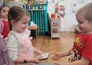 Chłopiec wręcza dziewczynce prezent