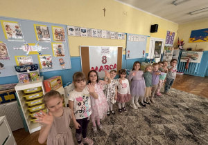 Dziewczynki stoją w rzędzie